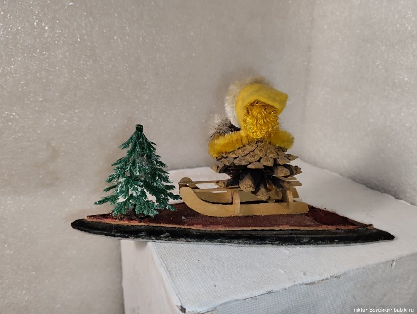 Новогодняя игрушка ГДР Фигурка под ёлку Девочка на санках (фото 3)