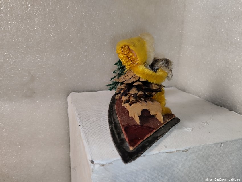 Новогодняя игрушка ГДР Фигурка под ёлку Девочка на санках (фото 4)