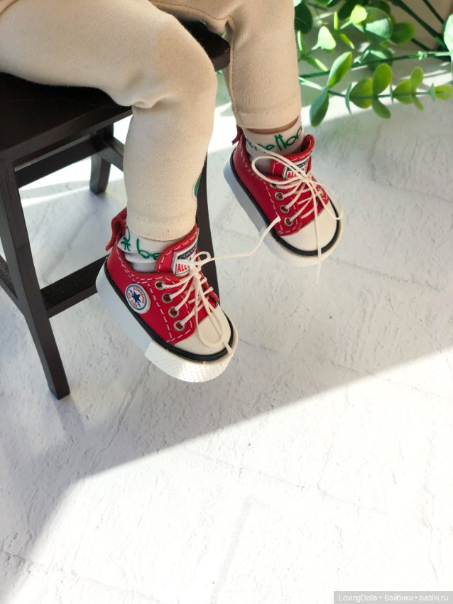 Кеды конверсы красные для кукол Паола Рейна 32 см (фото 5)