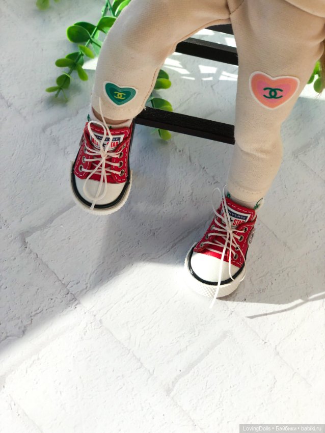 Кеды конверсы красные для кукол Паола Рейна 32 см (фото 8)
