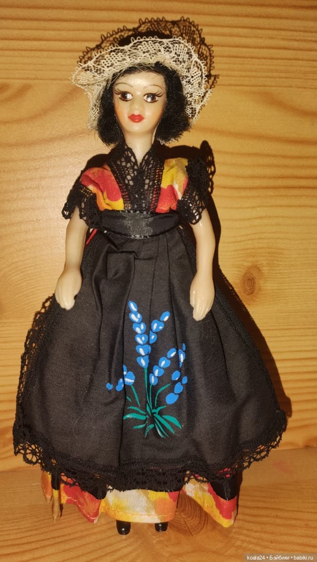 Кукла Англия. Винтажная куколка в национальном костюме (фото 2)