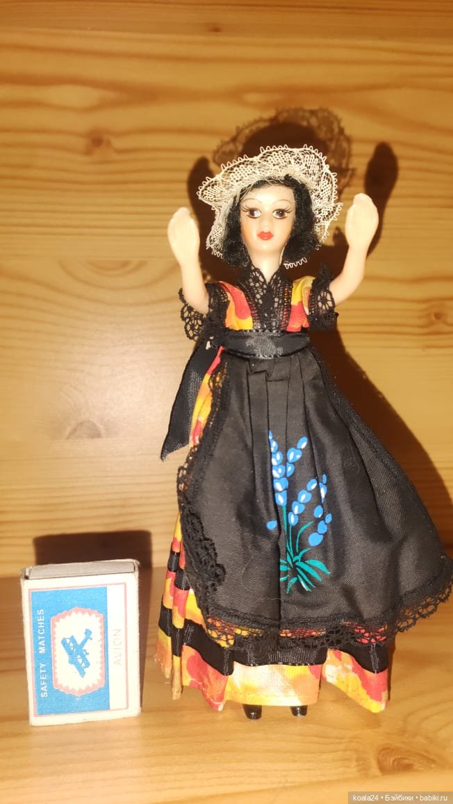 Кукла Англия. Винтажная куколка в национальном костюме (фото 3)