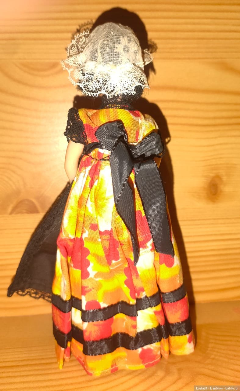Кукла Англия. Винтажная куколка в национальном костюме (фото 5)