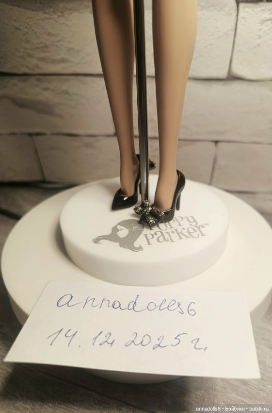 Туфли по мотивам Jimmy Choo для Поппи Паркер