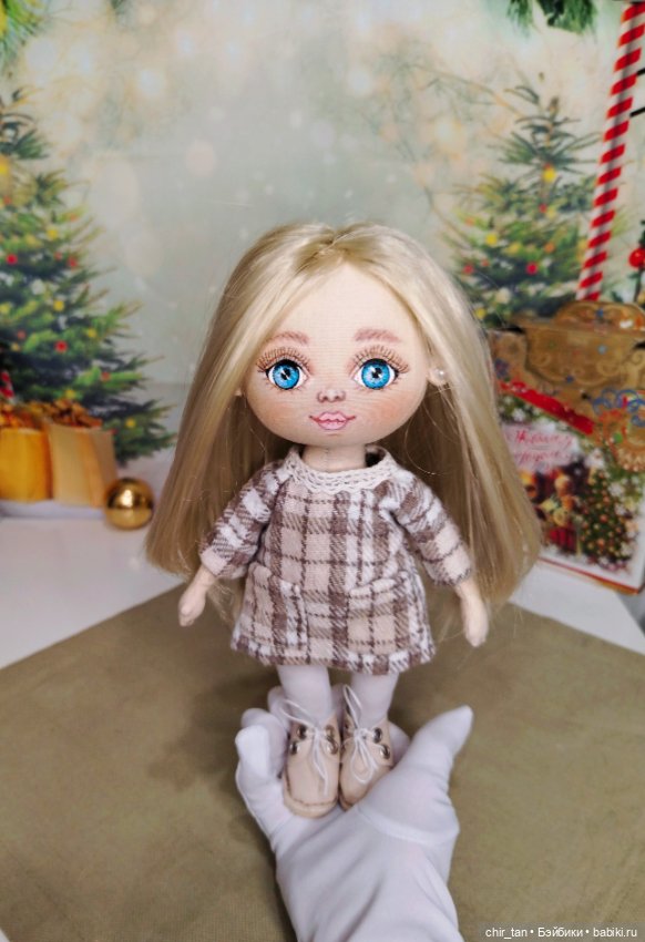 Кукла Юля ручной работы с зимним гардеробом