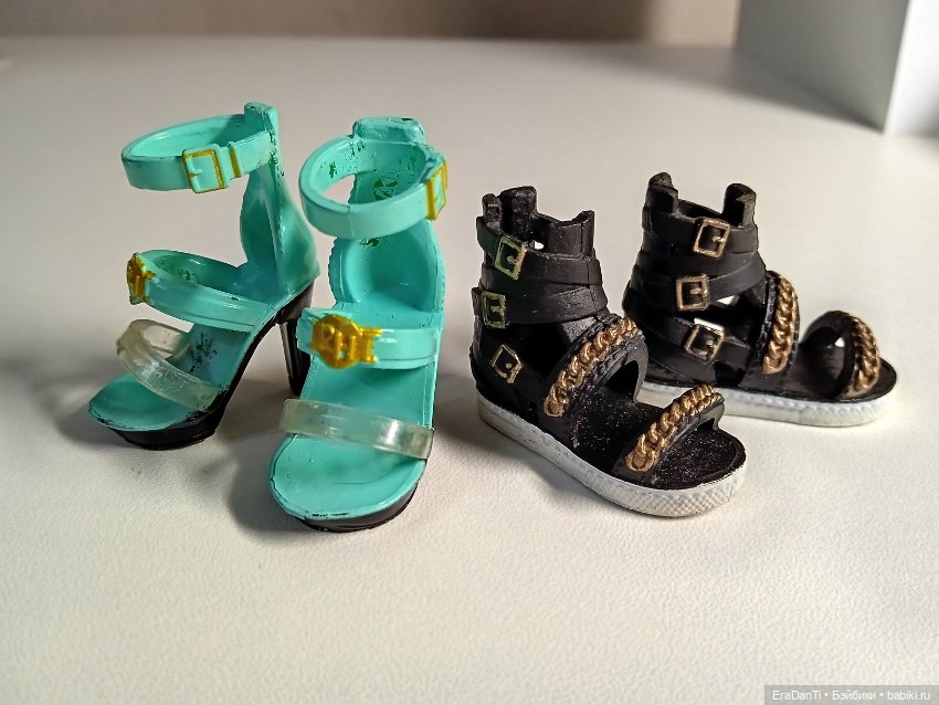 Две пары обуви (на одну ногу)