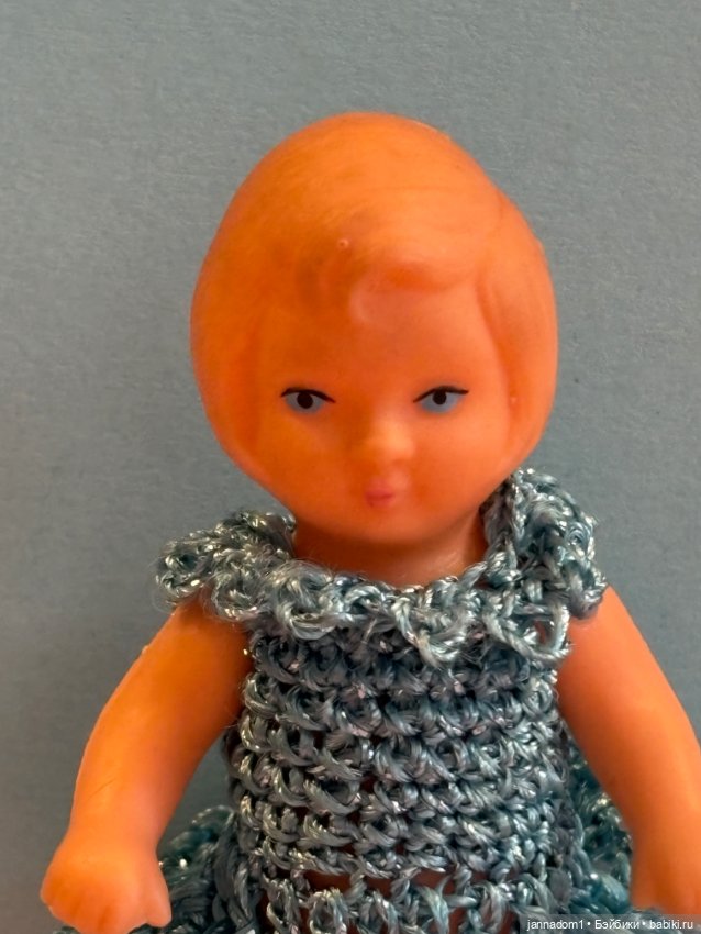 Резиновая куколка Tebu с рельефными волосами, высота 9 см (фото 2)