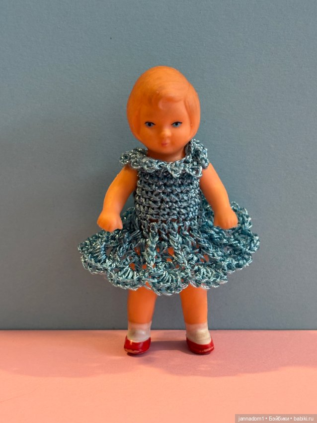 Резиновая куколка Tebu с рельефными волосами, высота 9 см