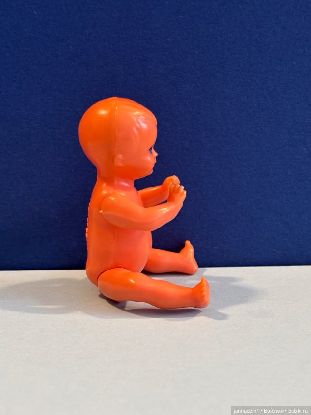 Пупсик из колкого пластика Emil Schwenk, высота 8 см (фото 5)