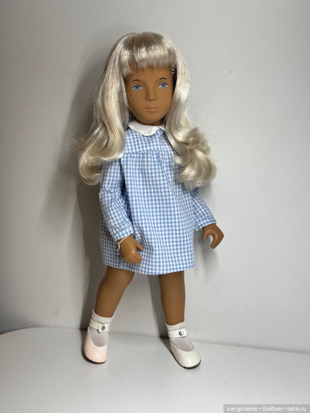 Саша Моргенталер в голубом платье