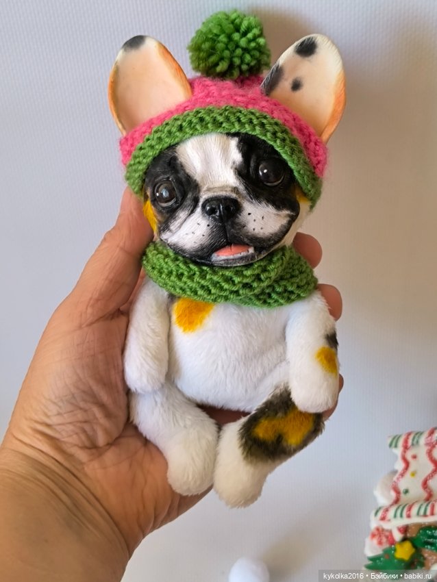 Французкий бульдожек в шапочке