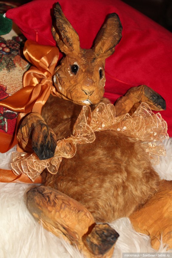 Зайка Карамелька из дерева (фото 7)