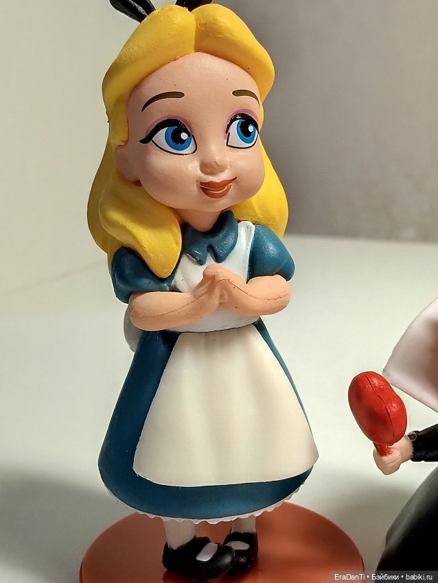 Алиса и Красная королева — Статуэтки (фото 2)