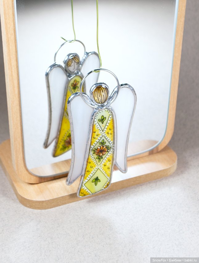 Витражный ангел "Жёлтые цветы" в технике Тиффани (фото 2)