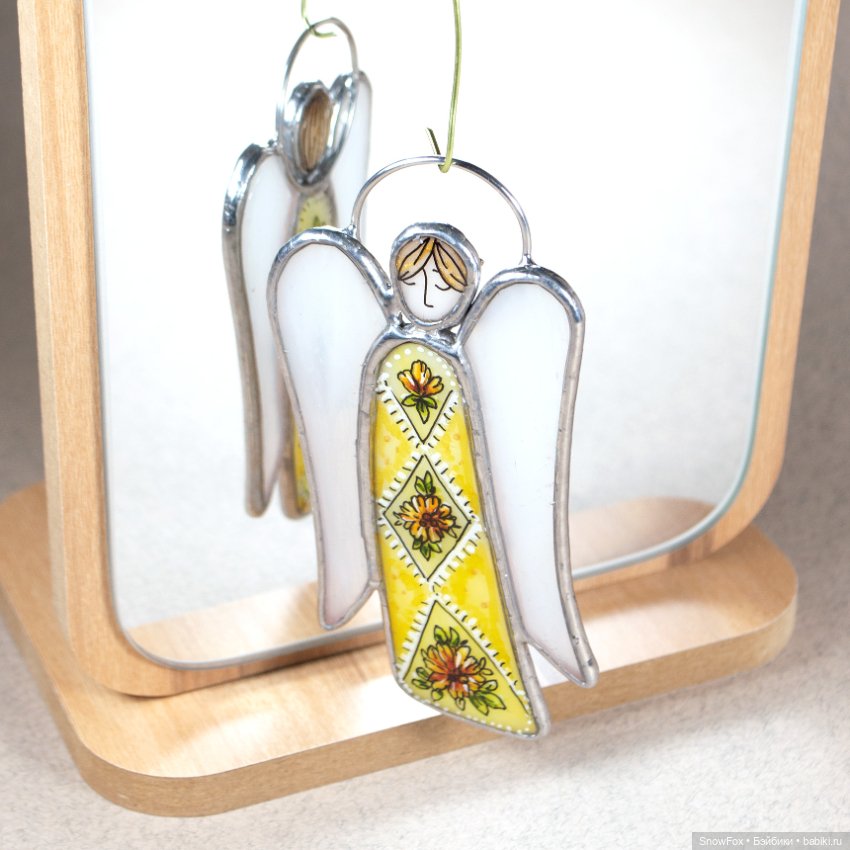 Витражный ангел "Жёлтые цветы" в технике Тиффани