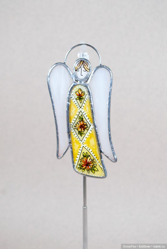 Витражный ангел "Жёлтые цветы" в технике Тиффани (фото 3)