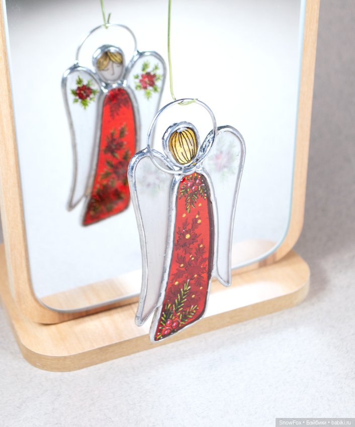 Витражный ангел "Красные цветы" в технике Тиффани (фото 2)