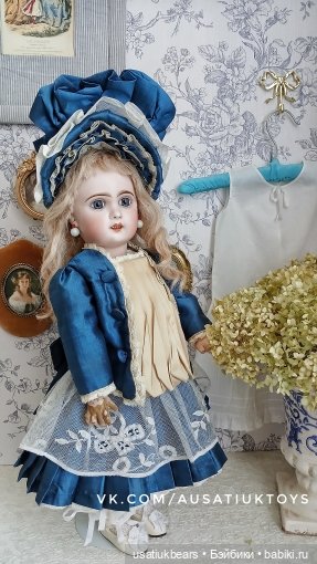 Шелковый комплект для антикварной куклы