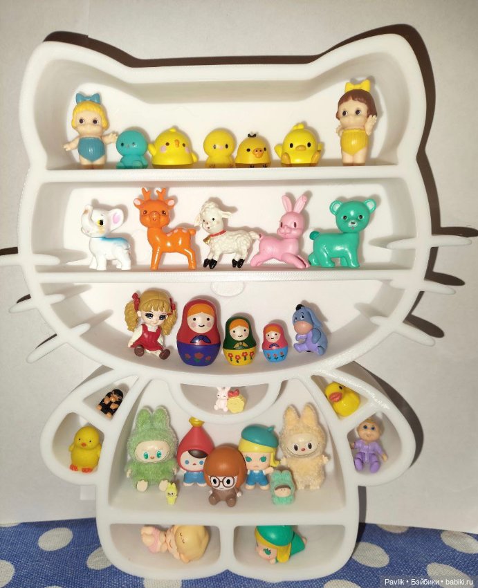 Стеллаж для кукол и миниатюра в него