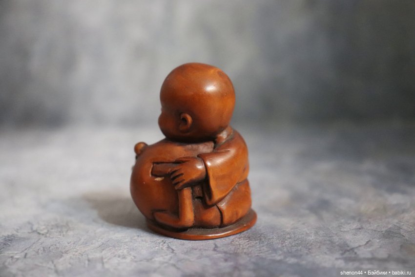 Нэцкэ "Мальчик Карако с персиком". Винтаж, более 50 лет (фото 2)