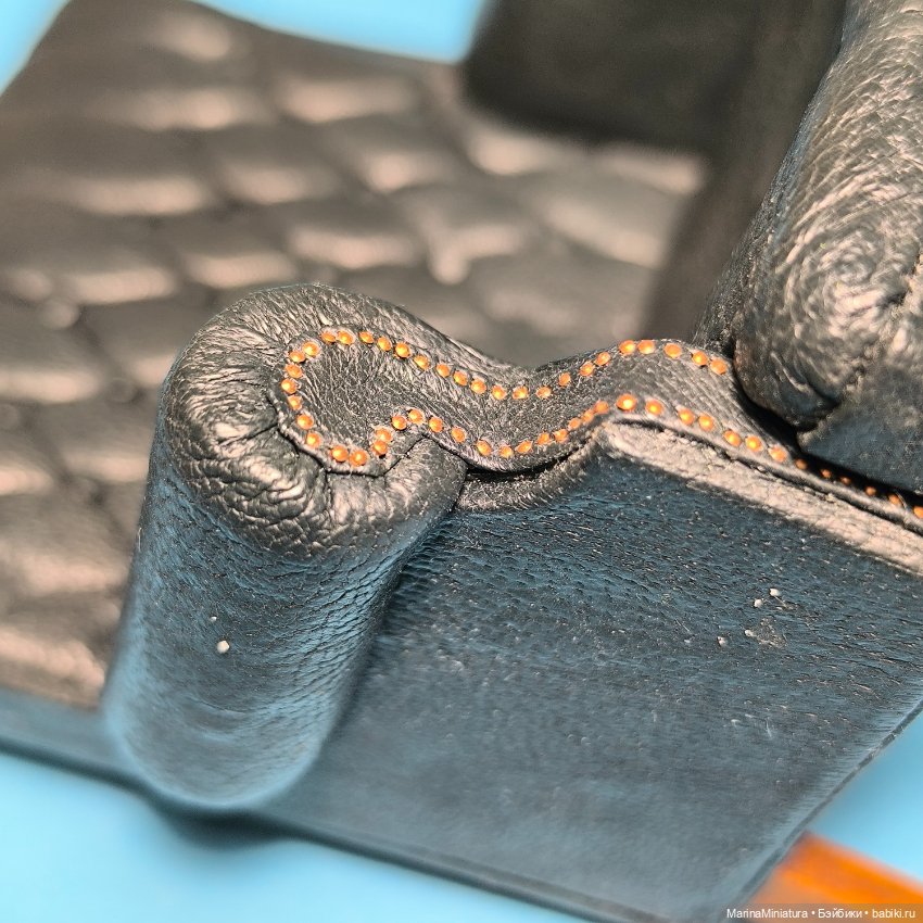 Кукольное кресло из кожи, масштаб 1:12 (фото 4)