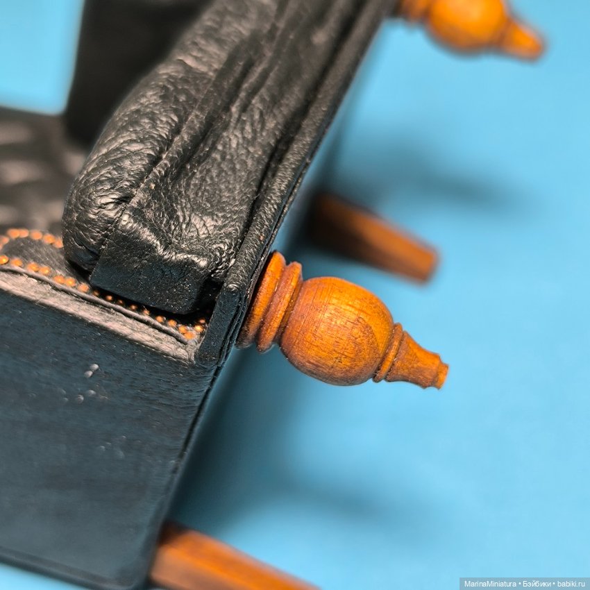 Кукольное кресло из кожи, масштаб 1:12 (фото 5)