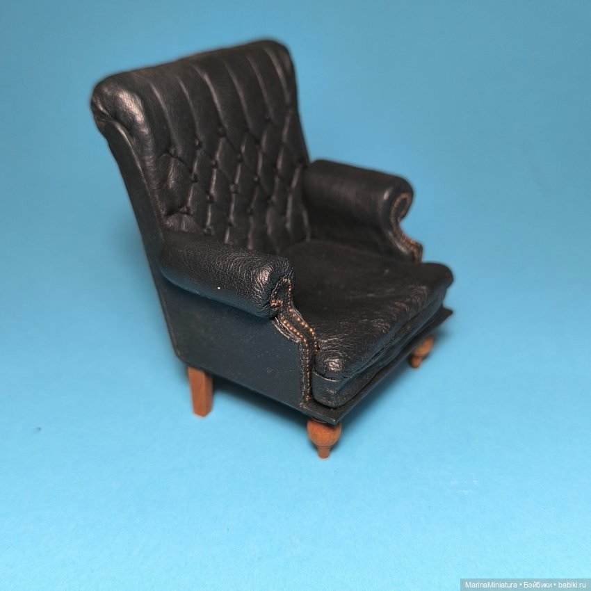 Кукольное кресло из кожи, масштаб 1:12