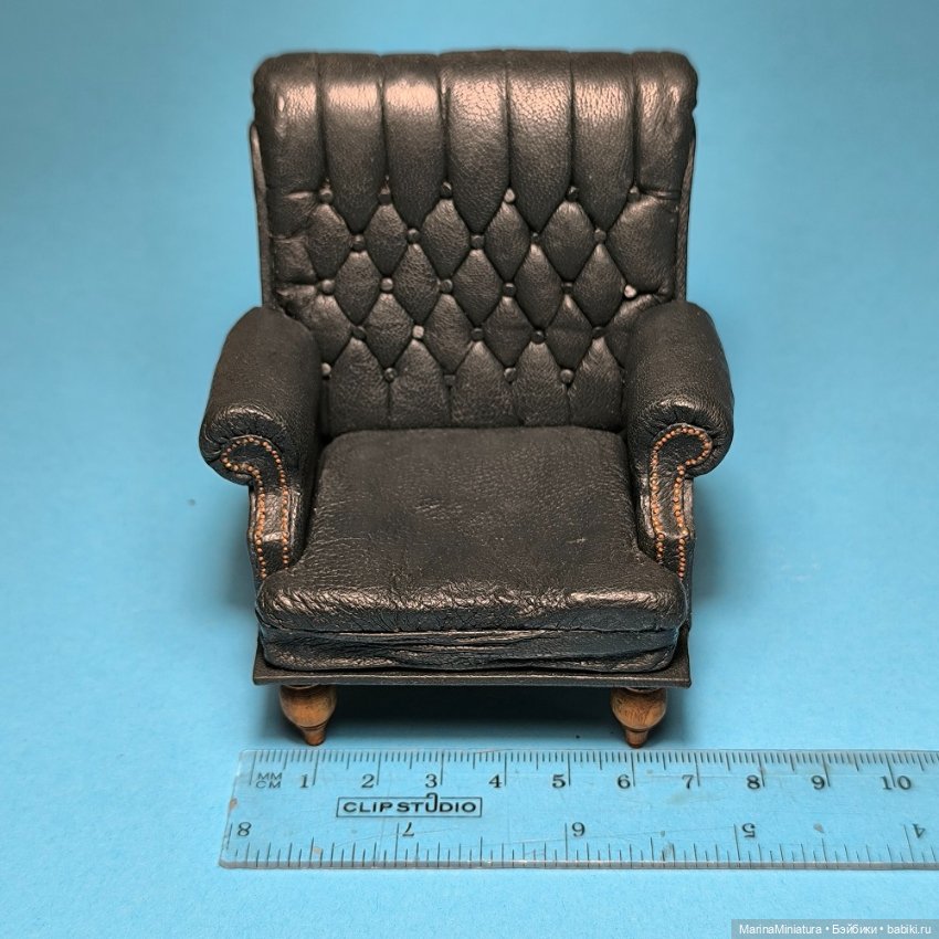 Кукольное кресло из кожи, масштаб 1:12 (фото 6)