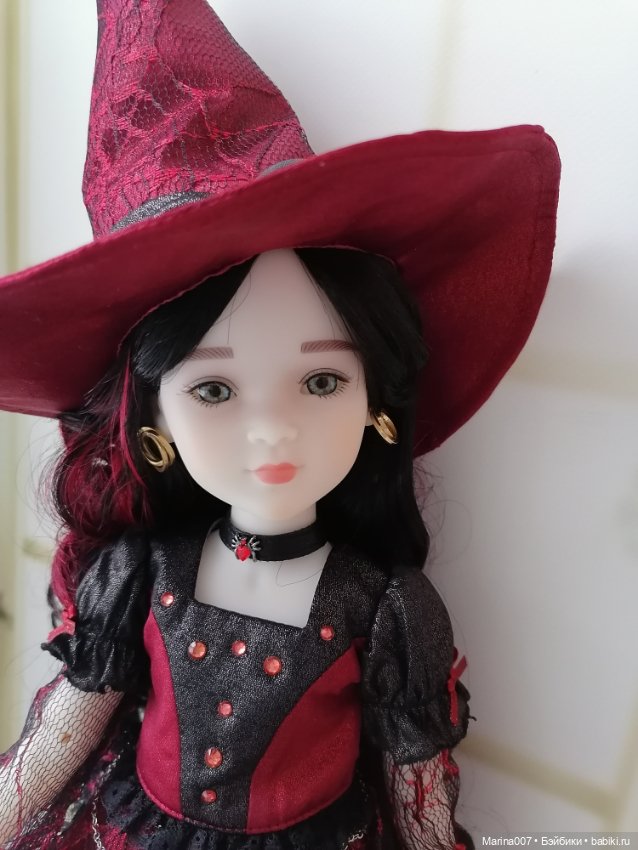 Розанна в аутфите и парике от Максим