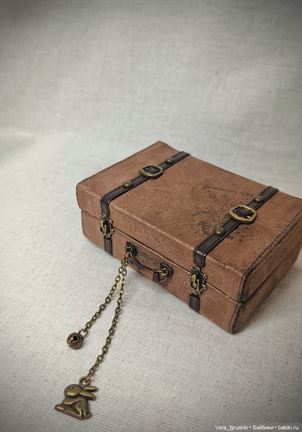 Чемодан коричневый — Шляпы (фото 5)