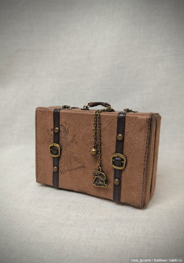 Чемодан коричневый — Шляпы