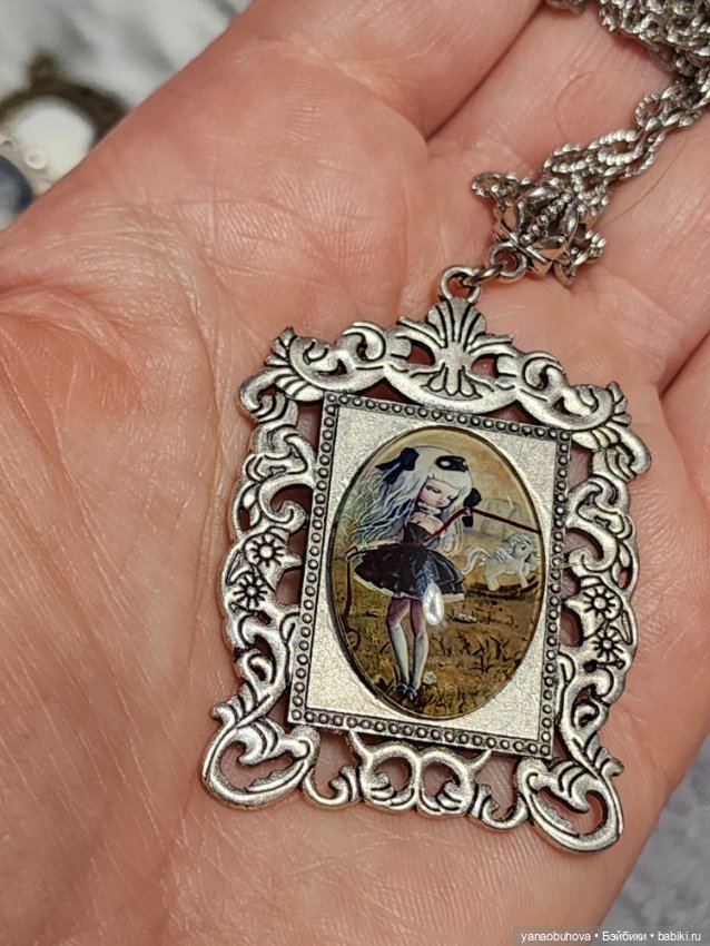 Кулоны для средних и больших кукол