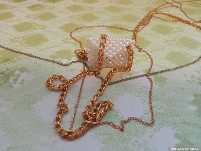 Сумочки из бусин для кукол (фото 5)