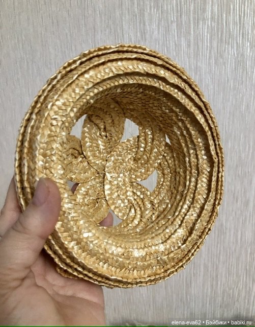 Шляпка с фигурным верхом из натуральной соломки (фото 5)