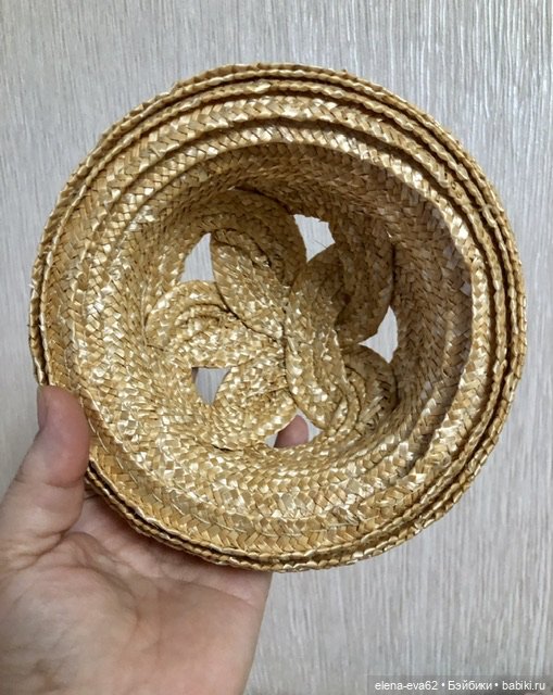 Шляпка с фигурным верхом из натуральной соломки (фото 4)