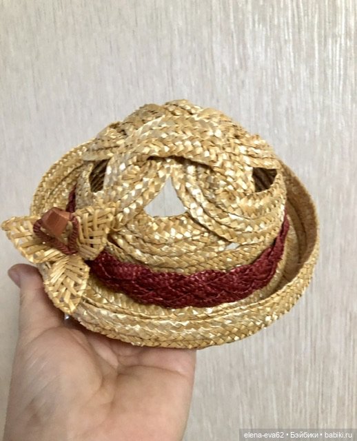 Шляпка с фигурным верхом из натуральной соломки