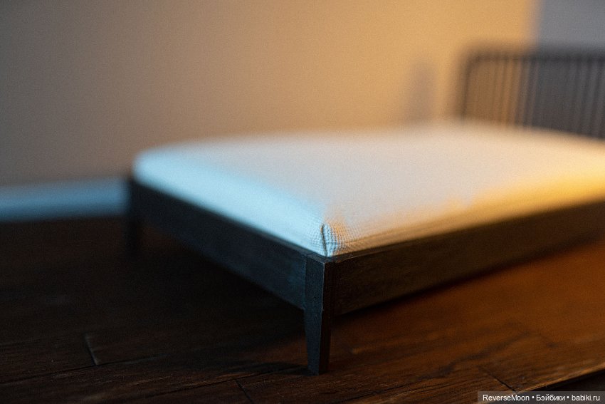 Деревянная кровать для кукол в масштабе 1:6 (фото 5)