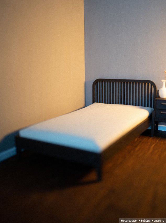 Деревянная кровать для кукол в масштабе 1:6 (фото 4)