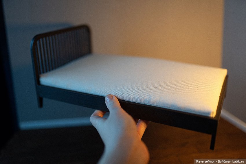 Деревянная кровать для кукол в масштабе 1:6