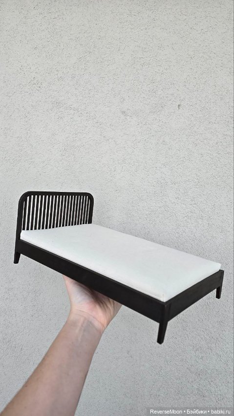 Деревянная кровать для кукол в масштабе 1:6 (фото 3)