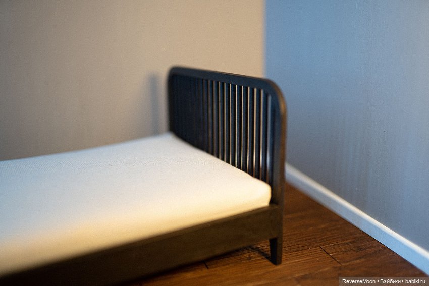 Деревянная кровать для кукол в масштабе 1:6 (фото 6)