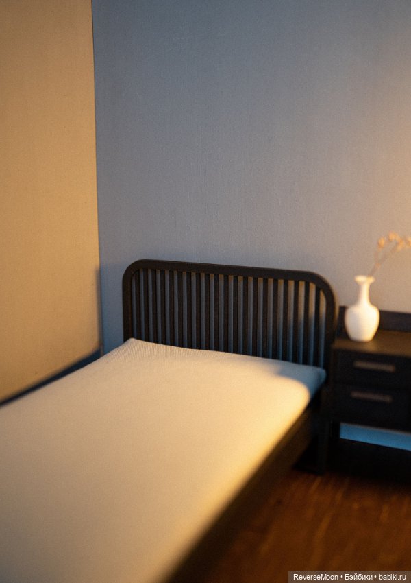 Деревянная кровать для кукол в масштабе 1:6 (фото 7)