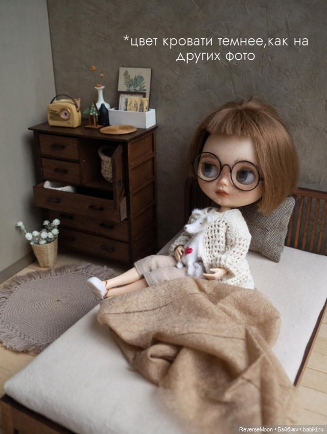 Деревянная кровать для кукол в масштабе 1:6 (фото 2)