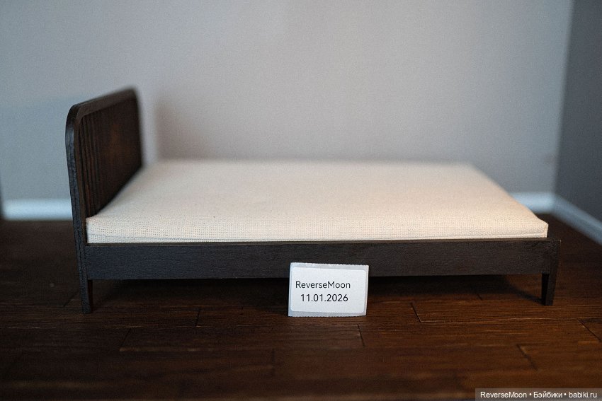 Деревянная кровать для кукол в масштабе 1:6 (фото 8)