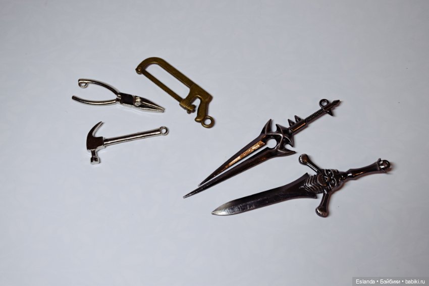 Разная кукольная миниатюра: швейная машинка, оружие, инструменты, лошадки (фото 4)