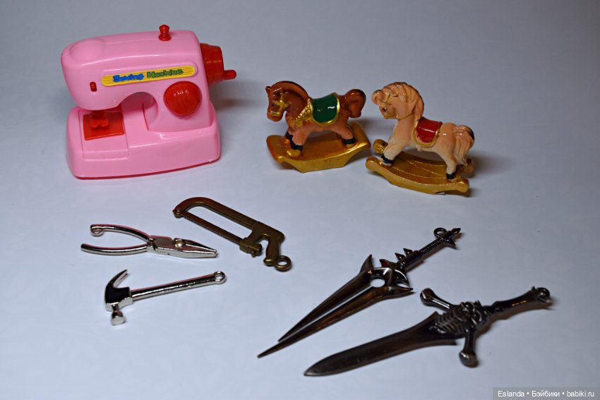 Разная кукольная миниатюра: швейная машинка, оружие, инструменты, лошадки
