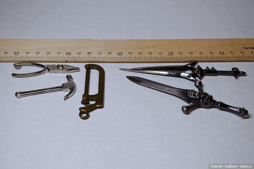 Разная кукольная миниатюра: швейная машинка, оружие, инструменты, лошадки (фото 3)