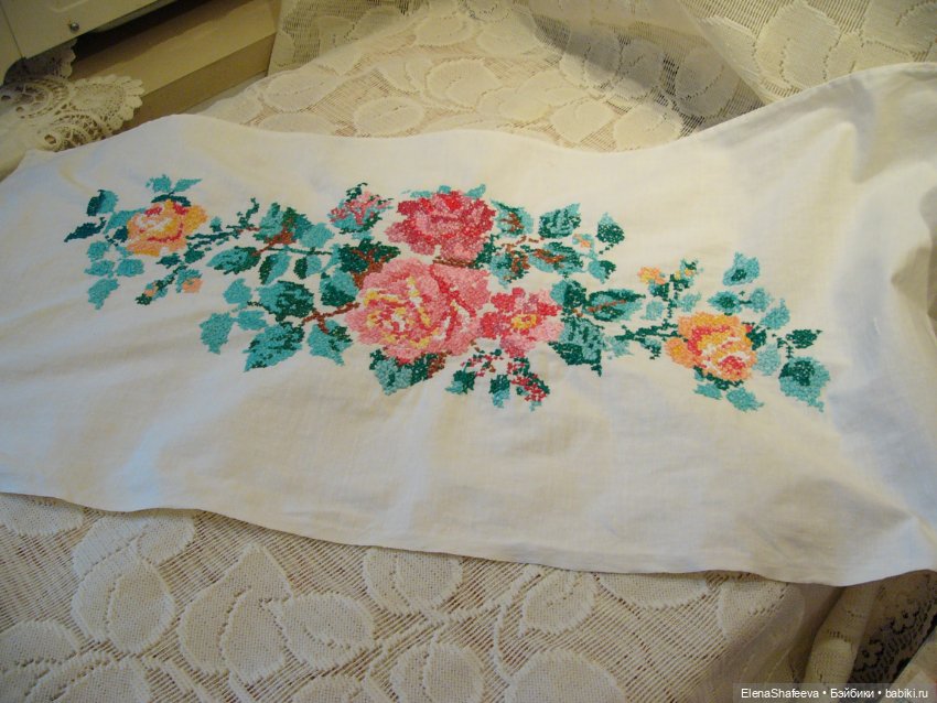 Антикварная салфетка с красивой вышивкой. Франция (фото 4)