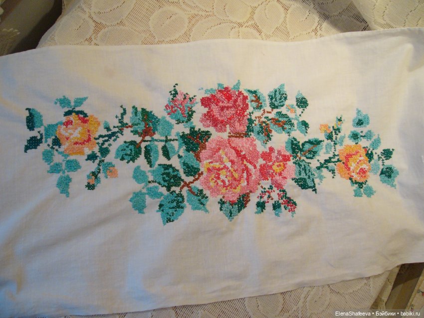 Антикварная салфетка с красивой вышивкой. Франция (фото 3)