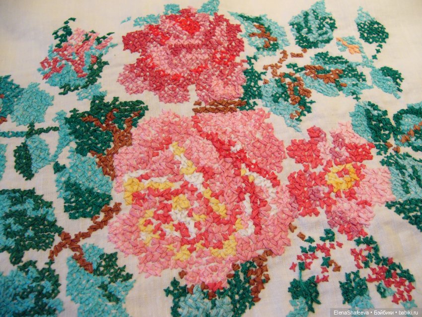 Антикварная салфетка с красивой вышивкой. Франция (фото 2)